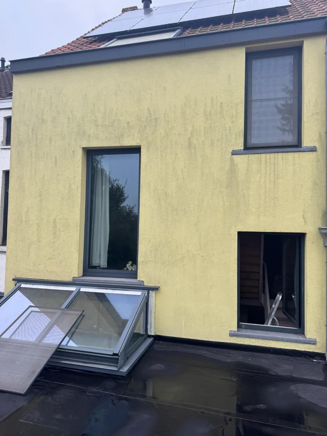 Schone crepi gevel voor professionele reiniging