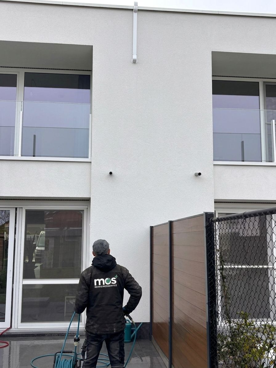 Dezelfde crepi-gevel na lagedrukreiniging, opnieuw proper en verzorgd