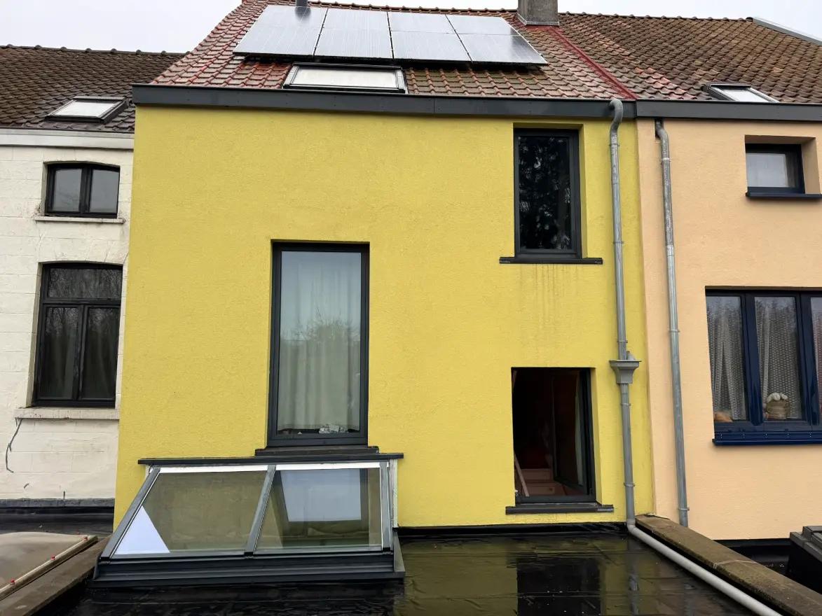 Schone crepi gevel na professionele reiniging