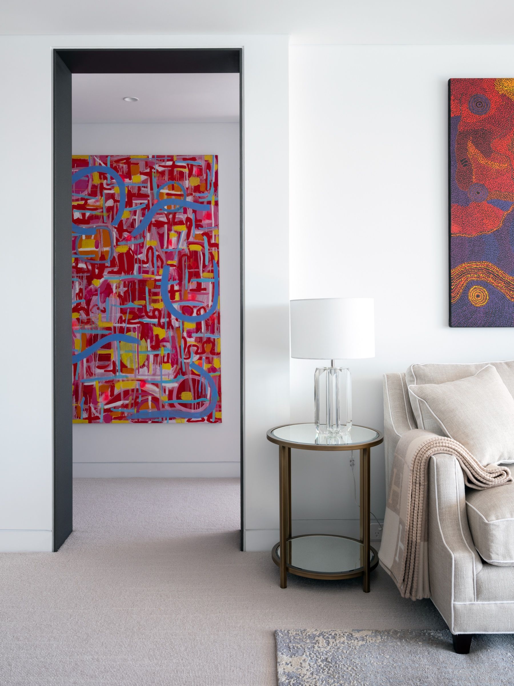 Artwork as the hero of the living space