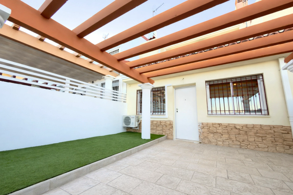 Adosado en alquiler en Càlig  – 850€/mes (larga duracion) 