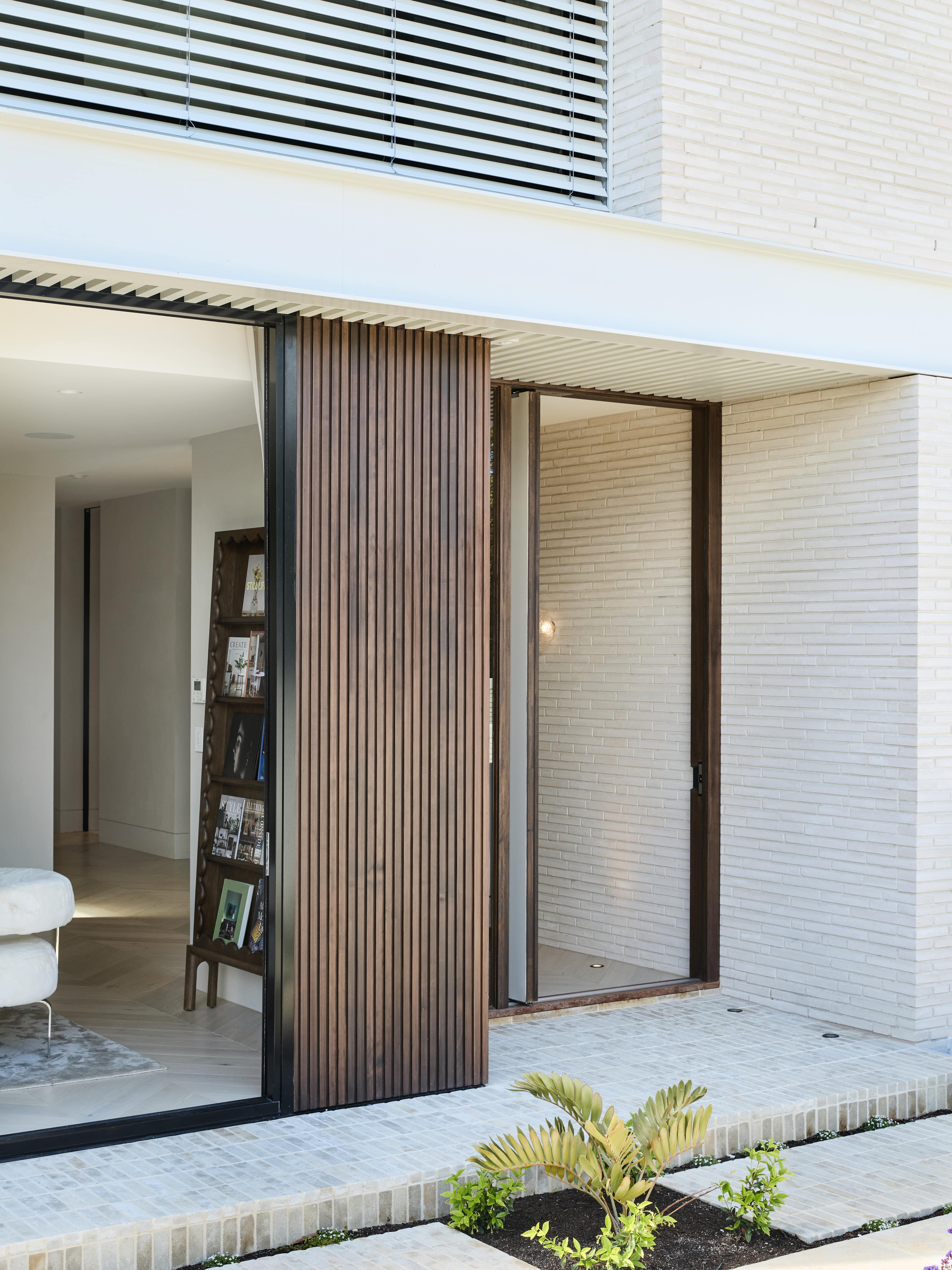 Modern entrance  of a custom Thomas Archer home in Melbourne 
