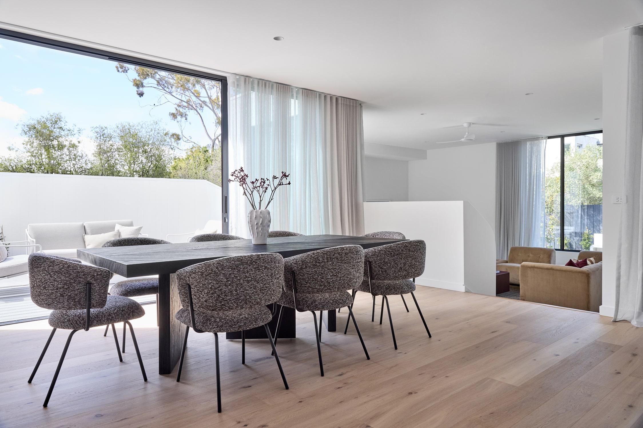 Open plan dining connecting to the alfresco designed and built by Thomas Archer 