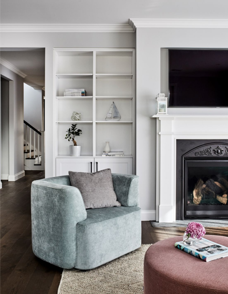 Modern Furnishing In Classically Designed Living Room