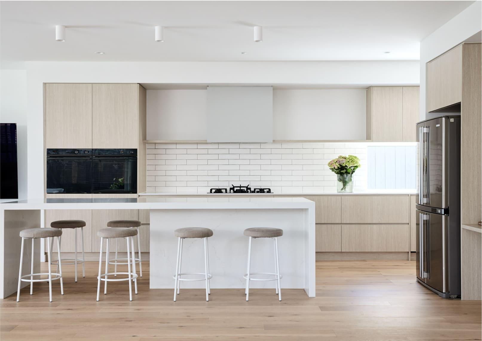 Modern kitchen with a creamy colour palette designed by Thomas Archer