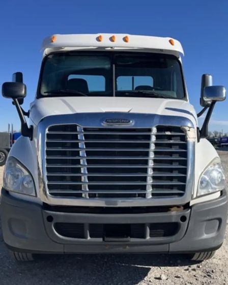 2013 Freightliner Cascadia 113 Day Cab Detroit DD13 | Low Miles | Trucks | Columbia | 1