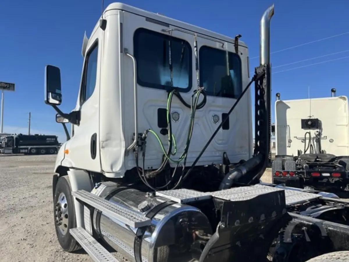 2013 Freightliner Cascadia 113 Day Cab  Detroit DD13 | Low Miles | Trucks | Columbia | 4