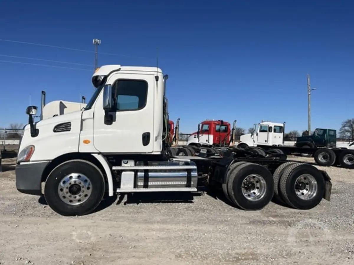 2013 Freightliner Cascadia 113 Day Cab  Detroit DD13 | Low Miles | Trucks | Columbia | 2
