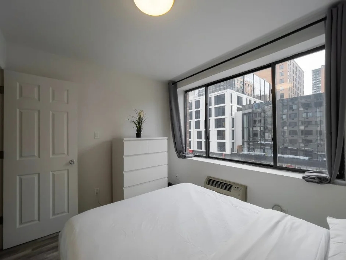 3 bed / 2 bath / 950 sq ft | Renting apartment | New York City | Ad gallery (SEO) | 2