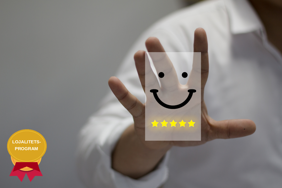 En person som visar en 5-stjärnig väska med ett smileyansiktet som en symbol för en återvändande kund tack vare ett bra varumärkeslojalitetsprogram.
