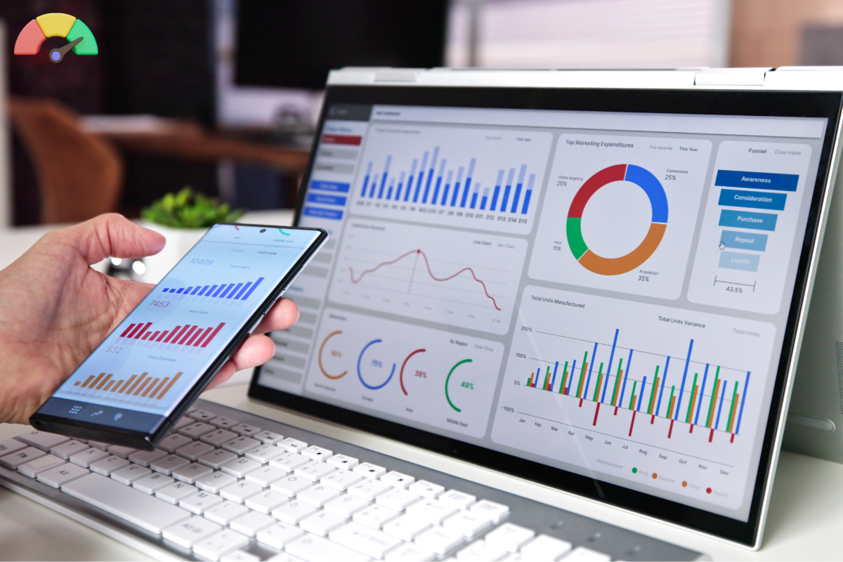 Eine Person, die KPIs auf ihrem Smartphone und Laptop betrachtet. 