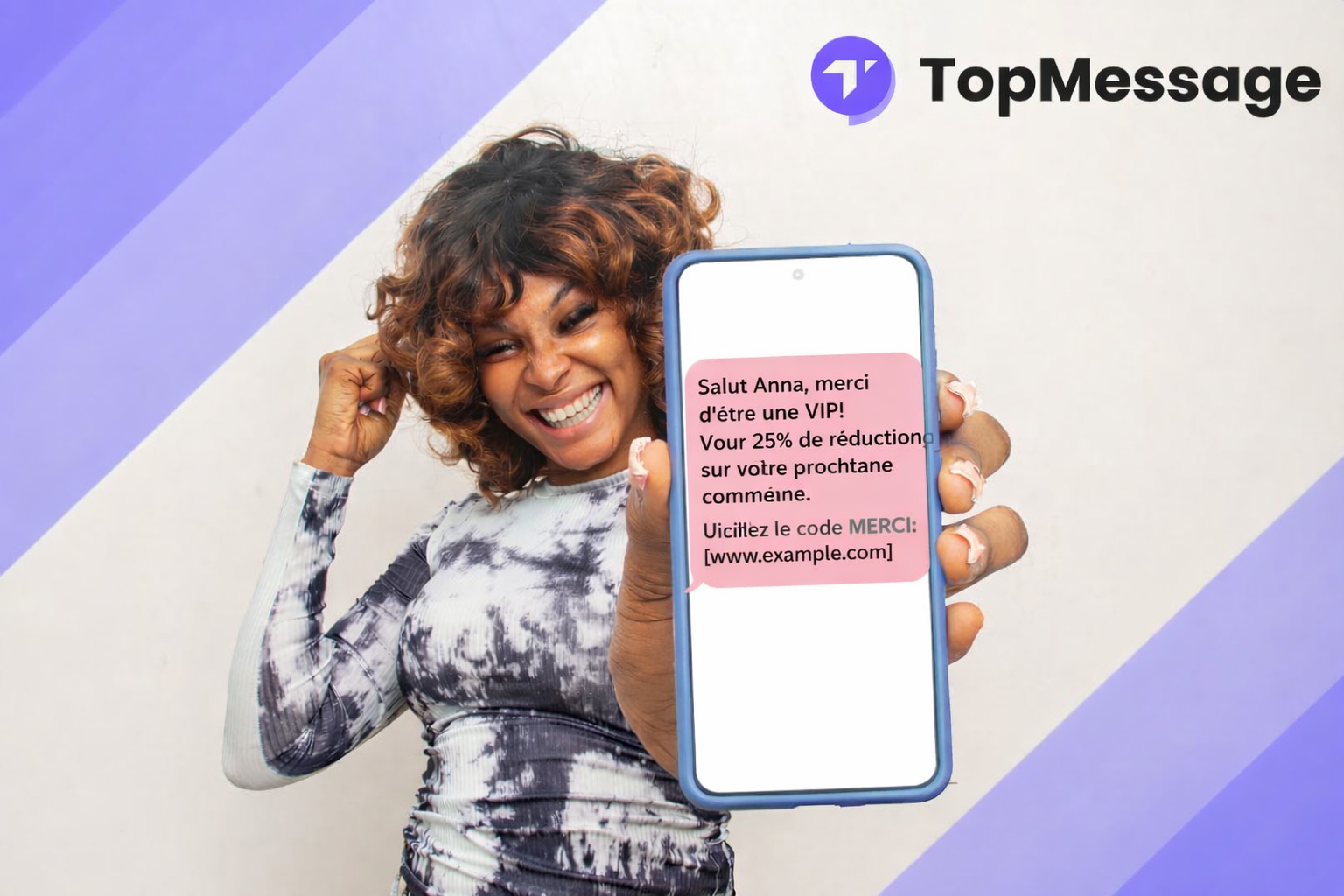 Client souriant tenant un téléphone avec un modèle de SMS promotionnel personnalisé offrant une réduction VIP