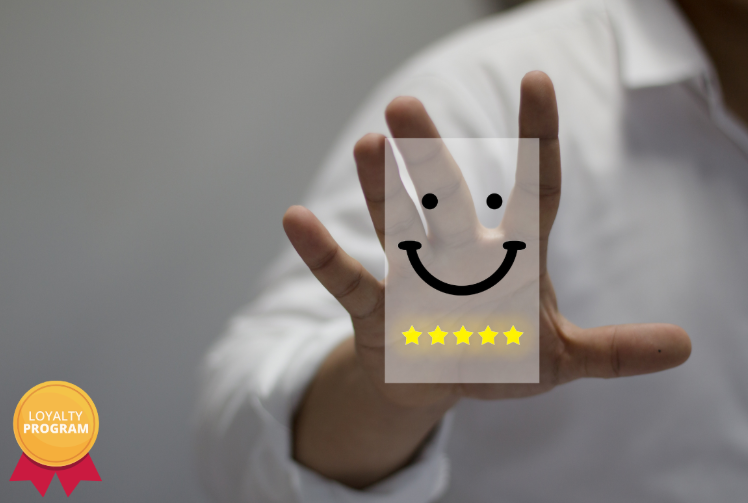 A person showing a 5-star bag with a smiley face as a symbol of a returning customer due to a good brand loyalty program.