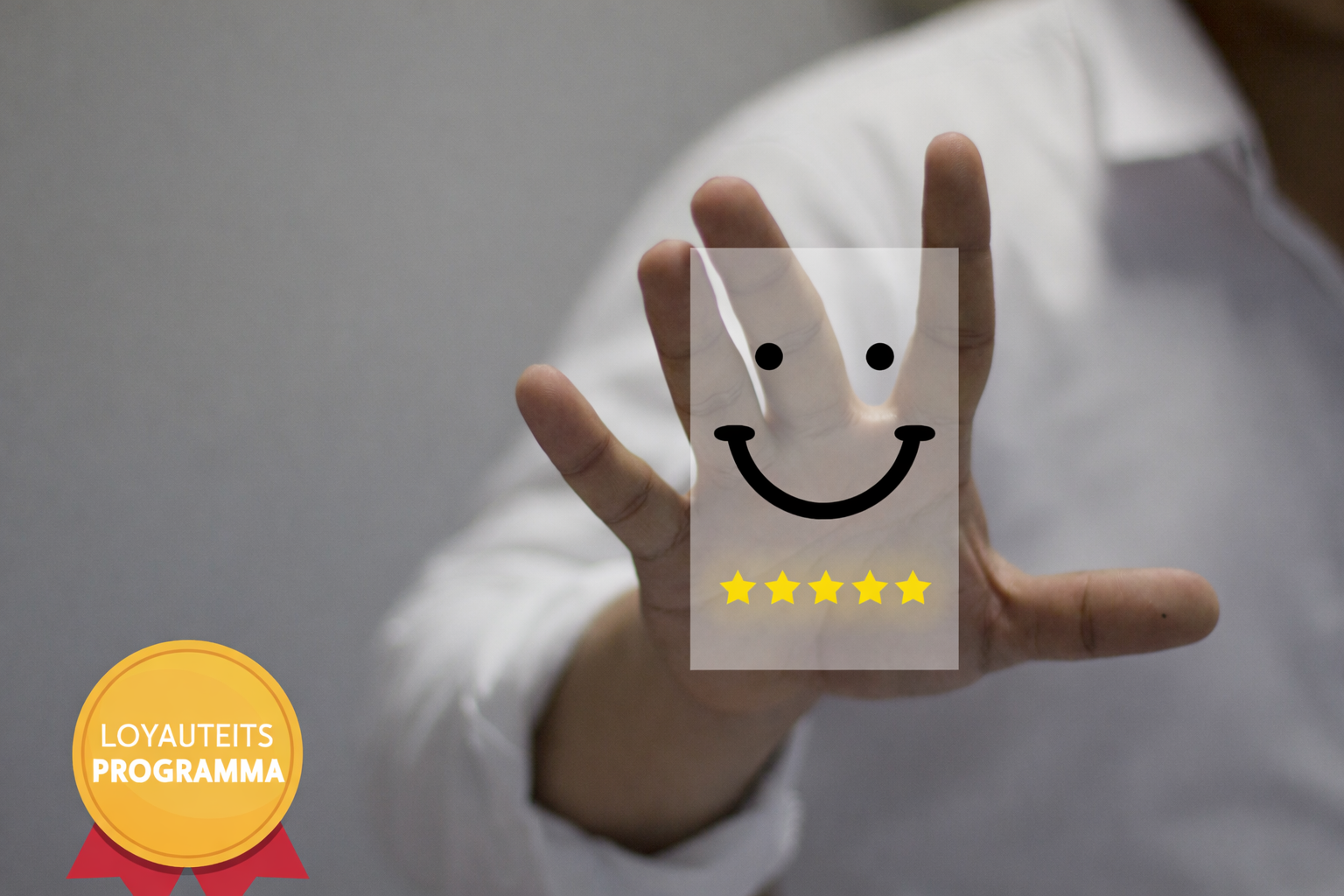 Een persoon die een tas met 5 sterren en een smiley toont als symbool van een terugkerende klant dankzij een goed merkloyaliteitsprogramma.