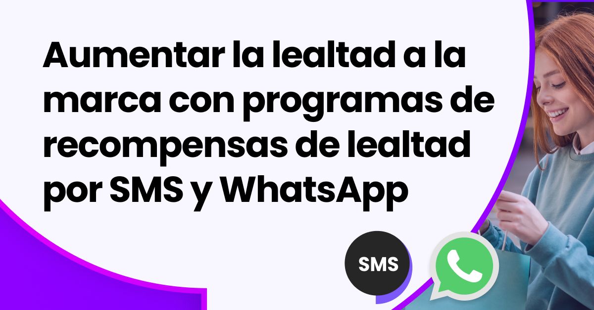 Imagen de banner con el titular “Cómo Aumentar la Fidelidad de Marca con Programas de Recompensas de Fidelidad por SMS y WhatsApp,” con una mujer sonriente usando su smartphone mientras hace compras, junto a íconos de SMS y WhatsApp sobre un fondo degradado morado