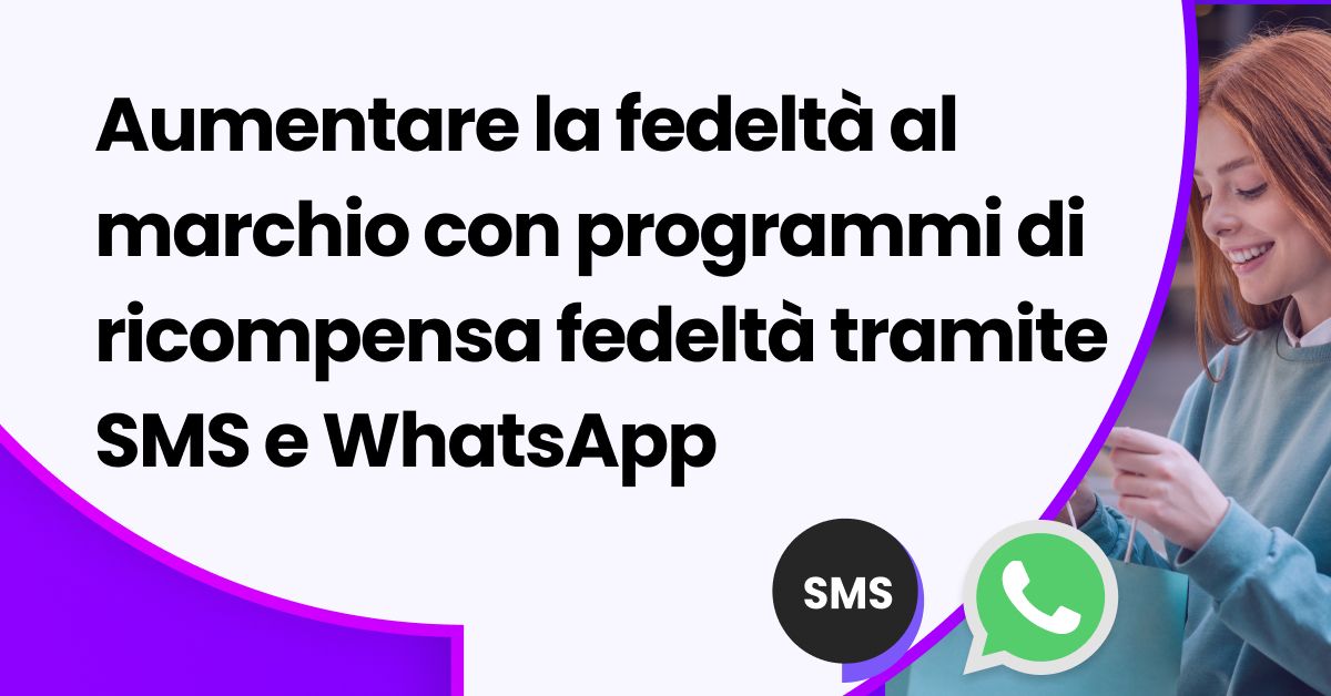 Immagine banner con il titolo “Aumentare la Fedeltà al Brand con Programmi di Ricompensa Fedeltà SMS e WhatsApp”, con una donna sorridente che usa il suo smartphone mentre fa shopping, insieme alle icone SMS e WhatsApp su uno sfondo con gradiente viola