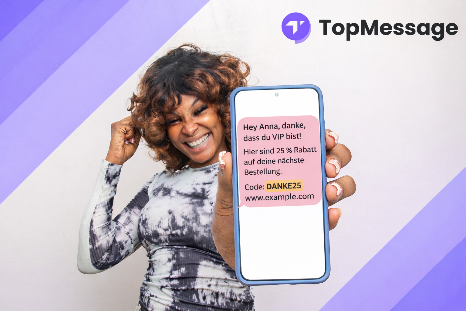 Lächelnde Kundin hält Smartphone mit personalisierter SMS-Verkaufsvorlage, die einen VIP-Rabatt anbietet