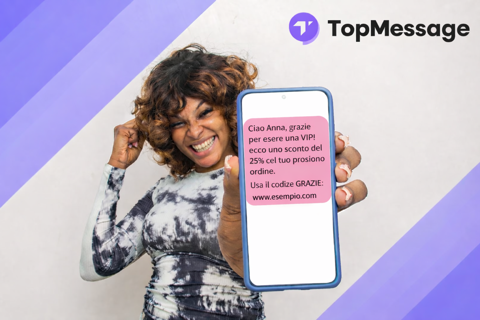 Cliente sorridente con in mano il telefono con template SMS di vendita personalizzato con offerta sconto VIP