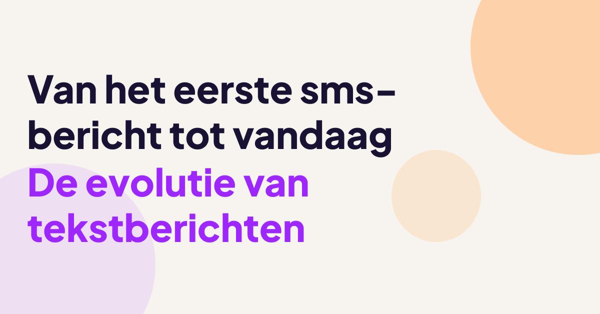 Illustratie met de tekst “Van het eerste sms-bericht tot vandaag: de evolutie van sms’en” op een moderne abstracte achtergrond.