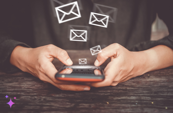 Eine Person, die Nachrichten auf ihrem Telefon sendet.