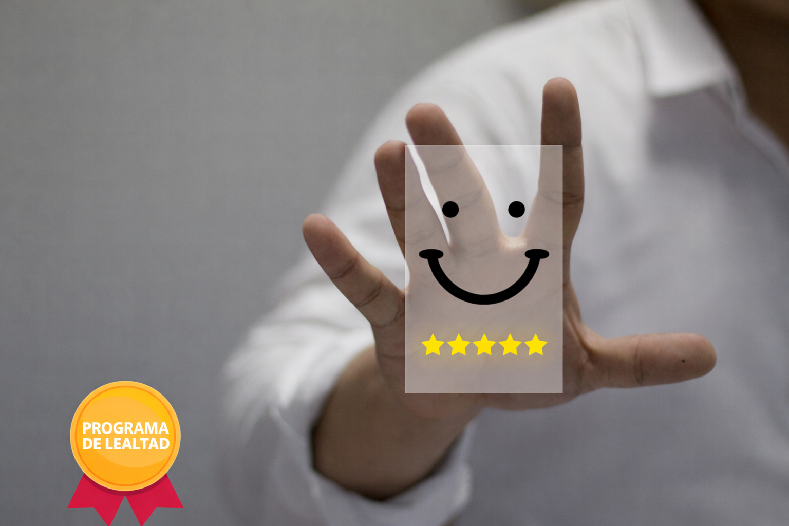 Una persona mostrando una bolsa de cinco estrellas con una cara sonriente como símbolo de un cliente recurrente gracias a un buen programa de fidelidad de marca.