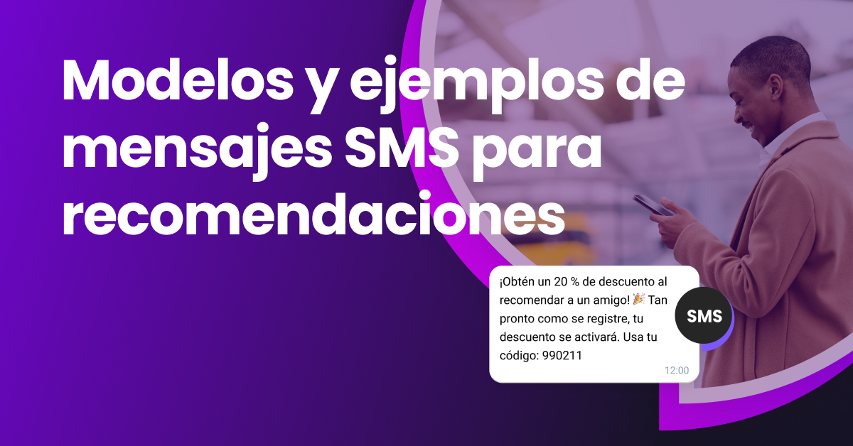 Una chica mirando su teléfono, leyendo un SMS de recomendación promocional.