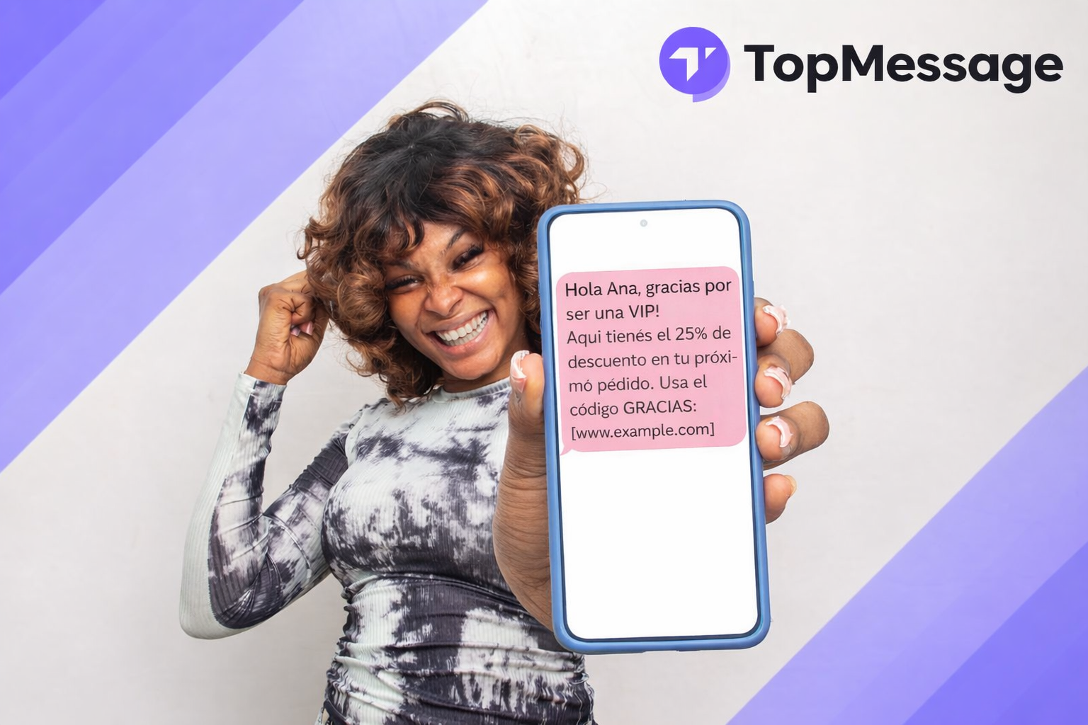 Cliente sonriendo mientras sostiene un teléfono con una plantilla de SMS de ventas personalizada que ofrece un descuento VIP