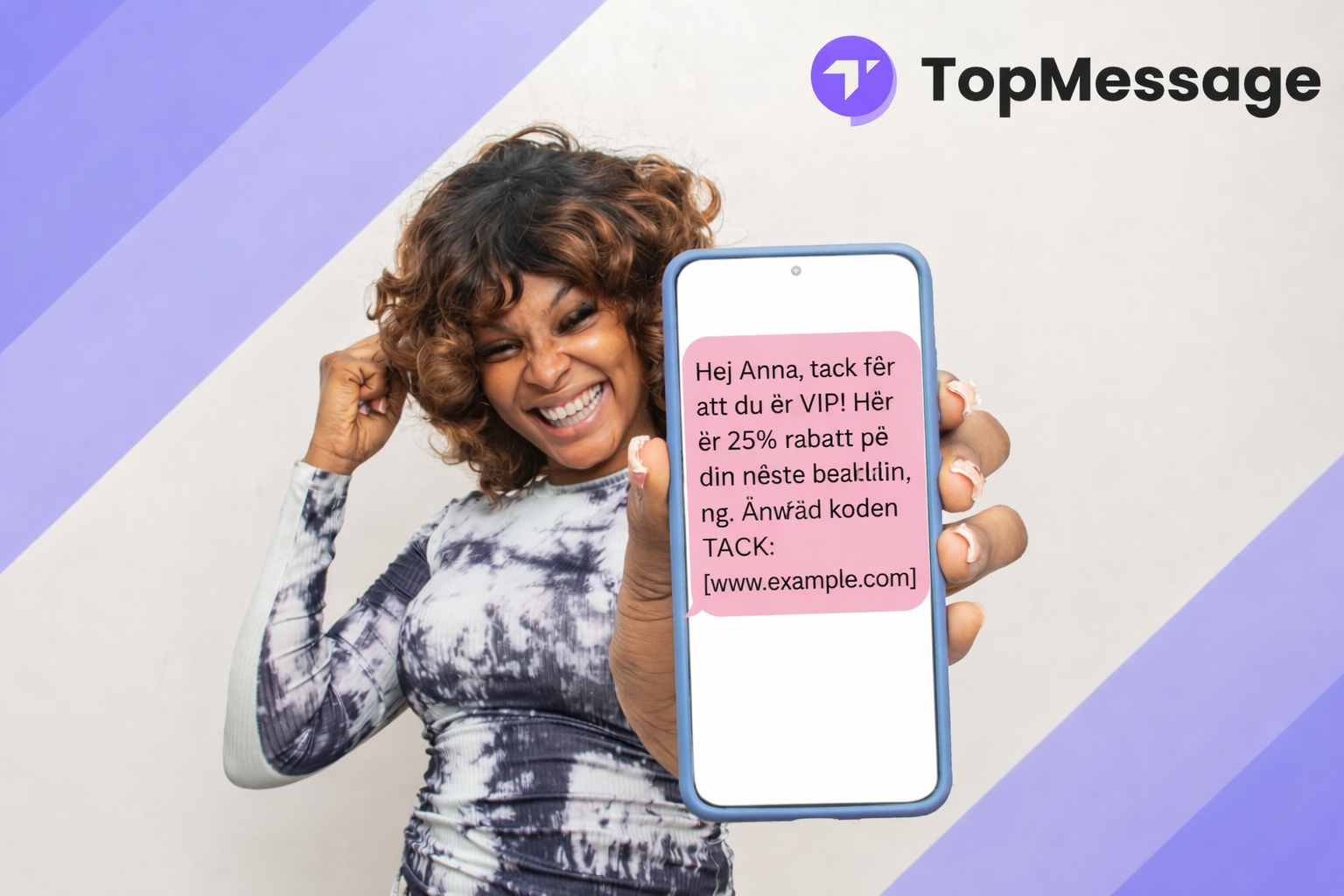 Kund som ler och håller telefon med personaliserad SMS-säljmall med VIP-rabatt