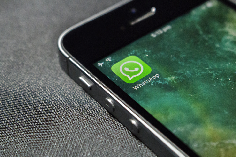 Telefonbildschirm mit WhatsApp-Logo, das zeigt, wie man ein WhatsApp Business API-Konto erstellt