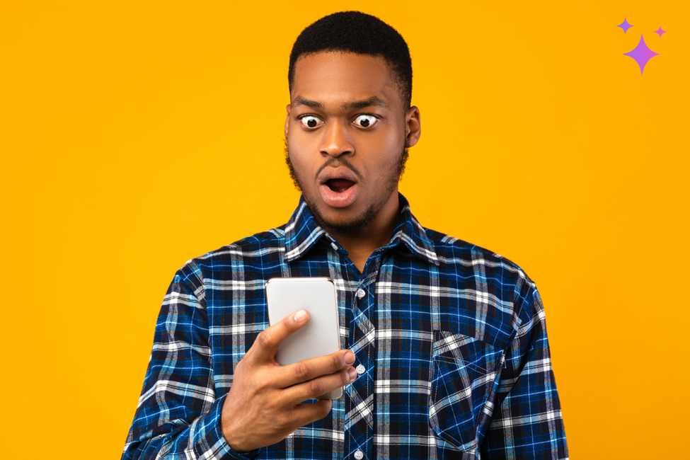 Mann liest auf seinem Telefon eine KI-Textnachricht für SMS-Marketing und zeigt, wie personalisierte SMS-Nachrichten das Kampagnen-Engagement steigern