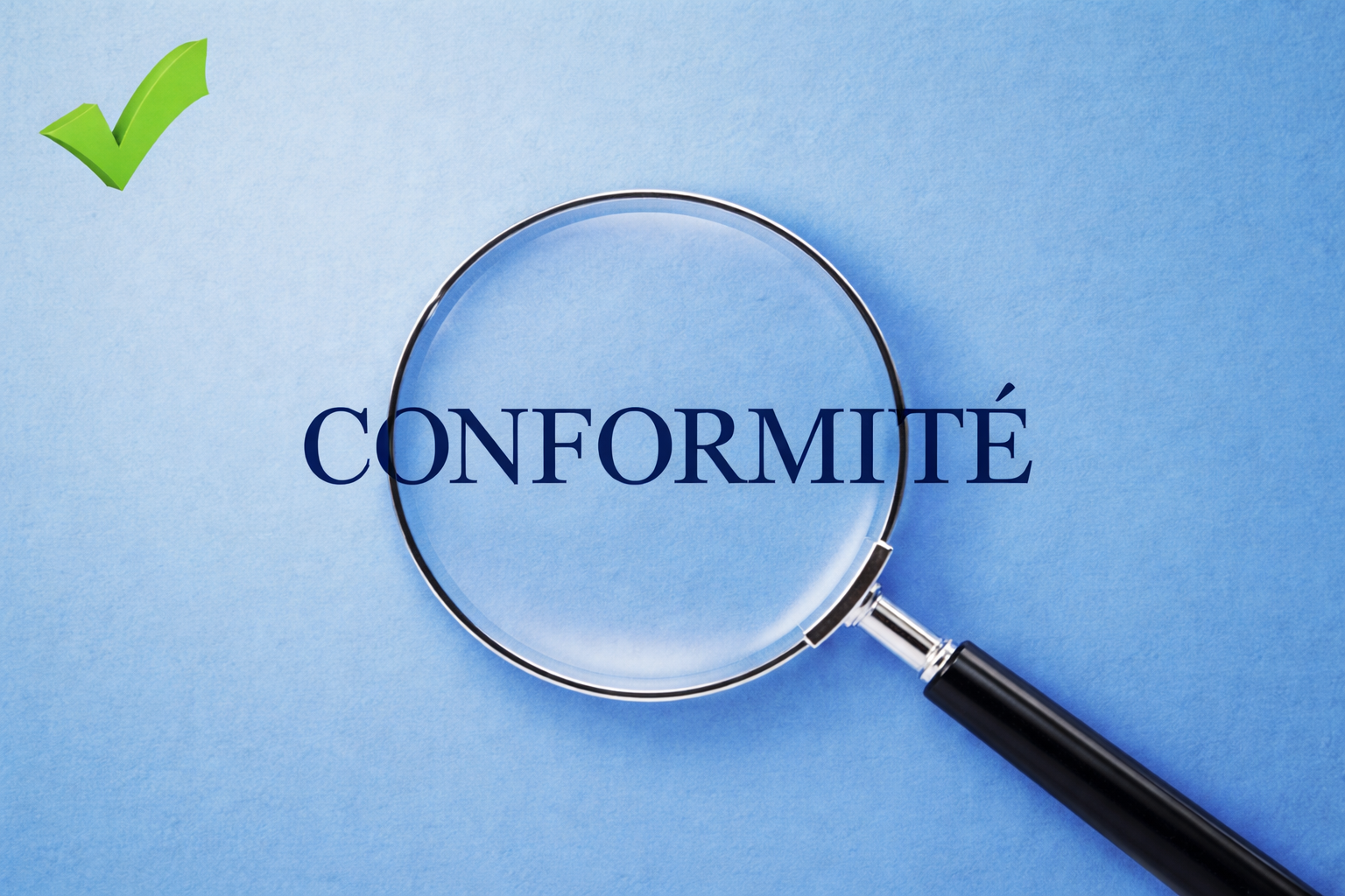 Conformité du mot « Word » sur fond bleu sous une loupe.