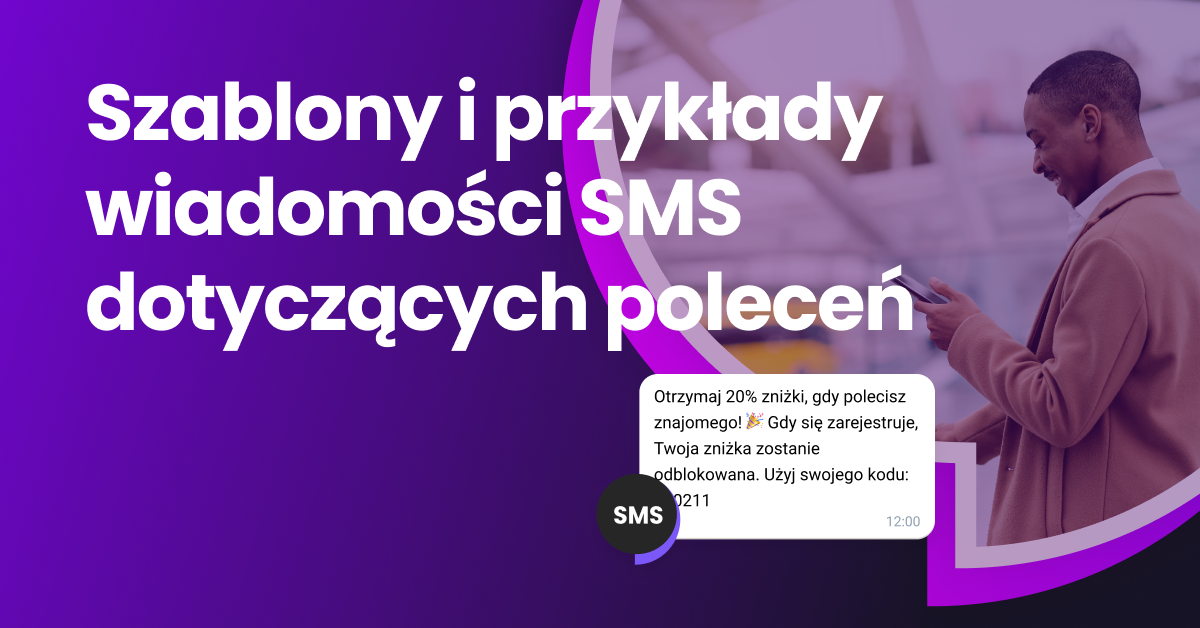 Mężczyzna patrzy na swój telefon i czyta promocyjną wiadomość SMS z polecenia.