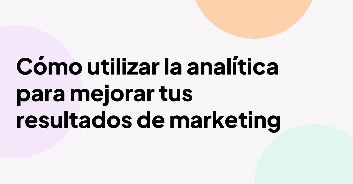 “Cómo usar análisis para mejorar sus resultados de marketing” en texto en negrita sobre un fondo minimalista en tonos pastel con formas circulares abstractas.
