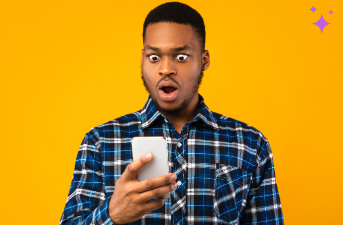Uomo che legge un messaggio di testo AI per il marketing SMS sul suo telefono, mostrando come i messaggi SMS personalizzati aumentano il coinvolgimento della campagna