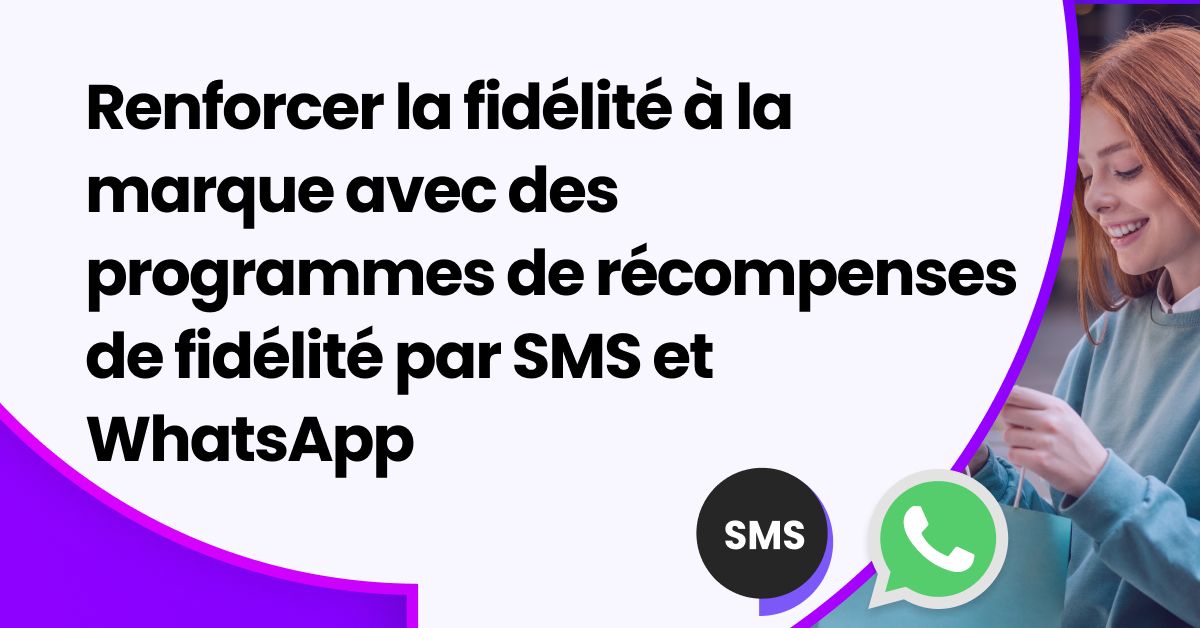 bannière avec le titre « Renforcez la fidélité à votre marque grâce aux programmes de fidélité par SMS et WhatsApp », montrant une femme souriante utilisant son smartphone pendant qu'elle fait ses courses, avec des icônes SMS et WhatsApp sur un fond violet dégradé.