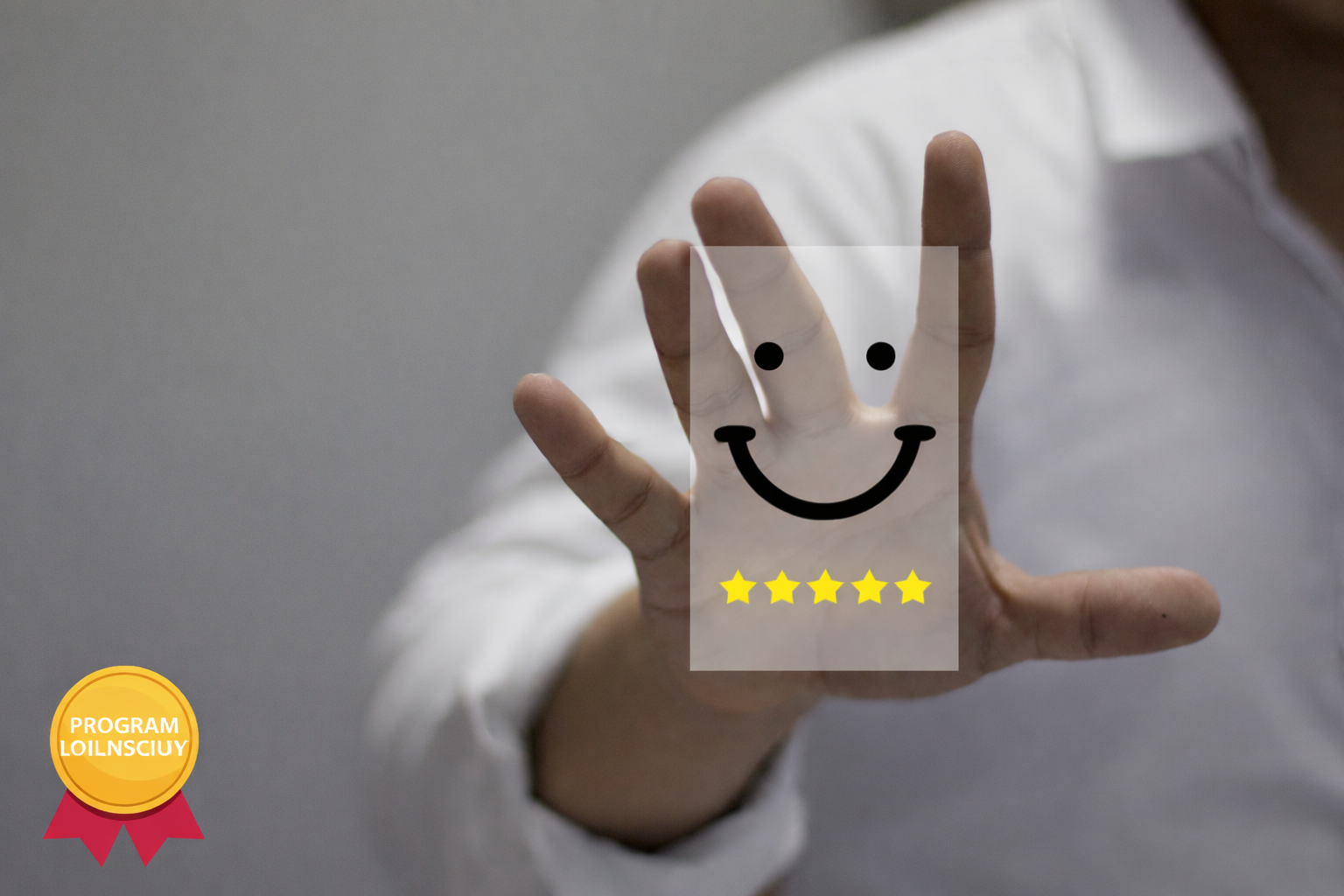 Osoba trzymająca torbę z 5 gwiazdkami i buźką jako symbol powracającego klienta dzięki dobremu programowi lojalnościowemu marki. 