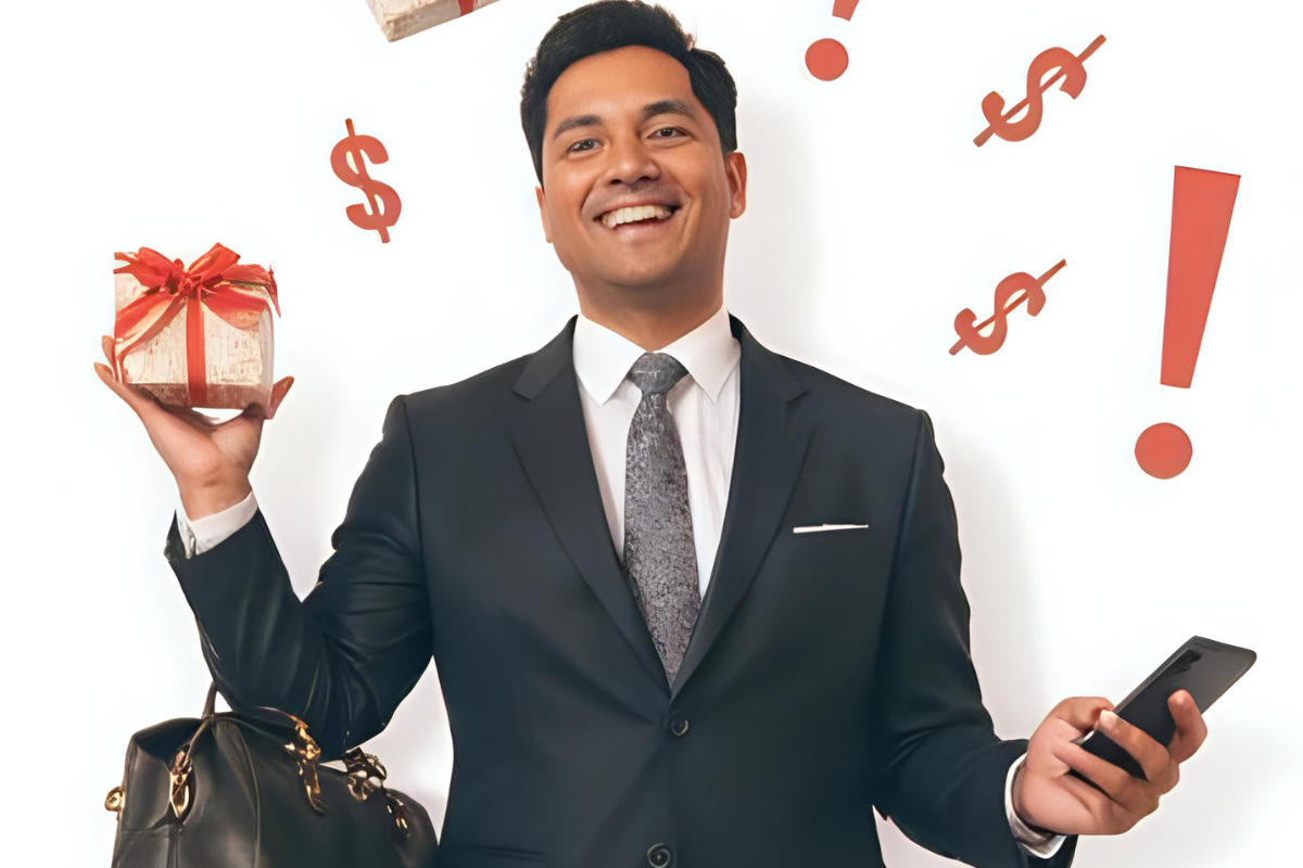 Pracownik korporacji z teczką i telefonem komórkowym w ręku, zadowolony po skorzystaniu z polecenia SMS-owego i zrobieniu zakupów po obniżonej cenie