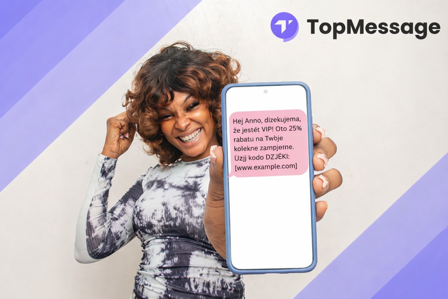 Uśmiechnięty klient trzymający telefon ze spersonalizowanym szablonem SMS sprzedażowych oferującym zniżkę VIP