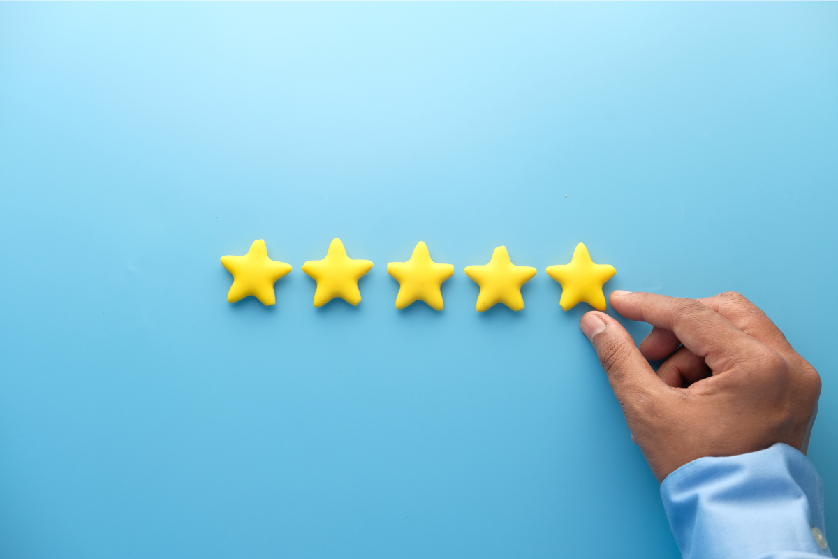Un cliente satisfecho que le da 5 estrellas.