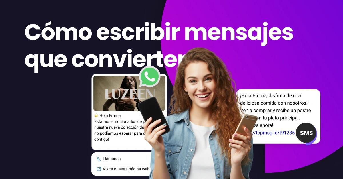 Una chica que sostiene dos teléfonos móviles, sonriendo porque recibió dos mensajes de marketing brillantes al mismo tiempo.