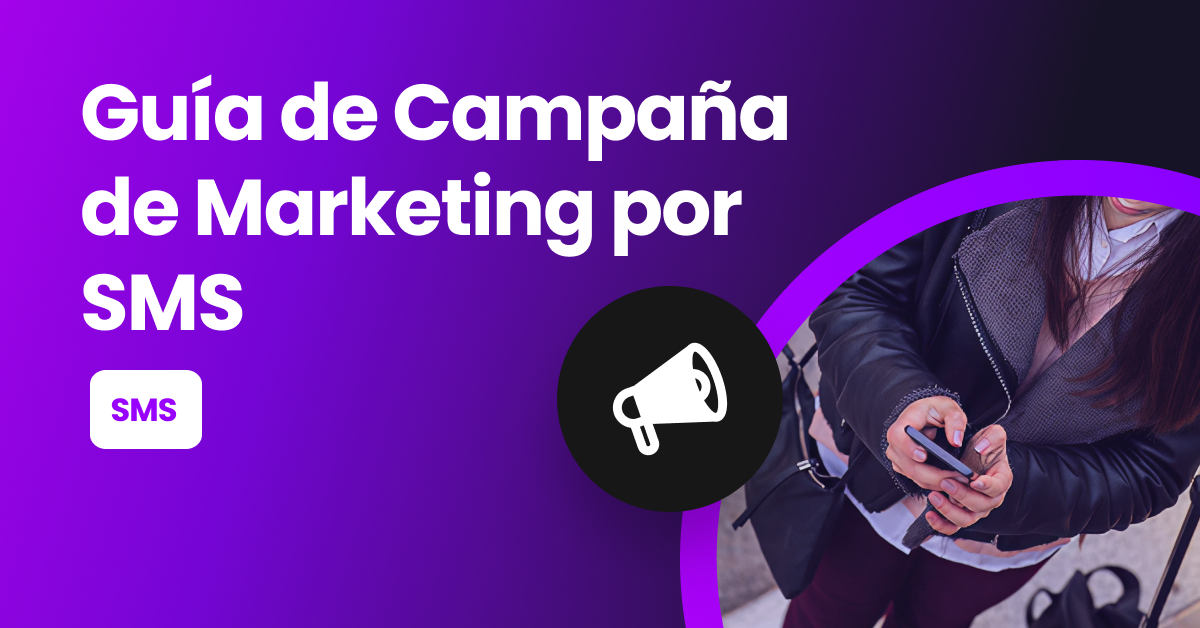 Mujer recibiendo un mensaje de marketing SMS en su teléfono