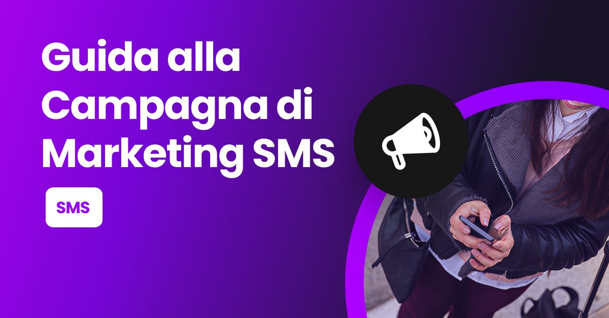 Una donna che legge un SMS sullo smartphone, a rappresentare una campagna di marketing SMS e la comunicazione mobile con i clienti.