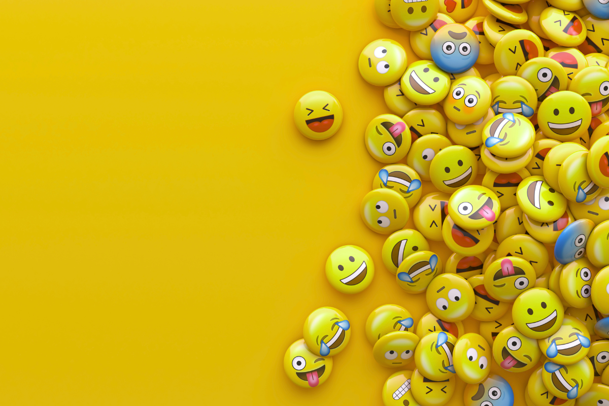 Tientallen emoji's op een oranje canvas.