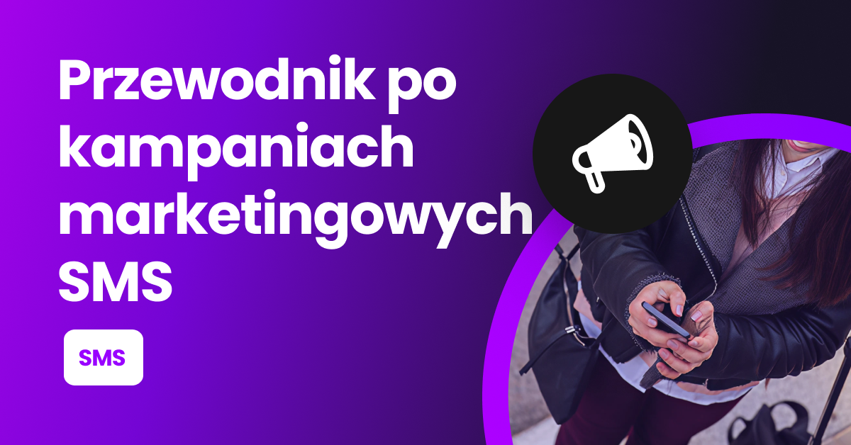 Kobieta otrzymuje wiadomość marketingową na telefonie