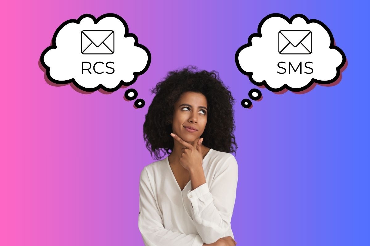 Eine Frau denkt nach, ihre Gedankenblasen sind mit RCS und SMS beschriftet und stellen einen Vergleich zwischen Messaging-Technologien dar.