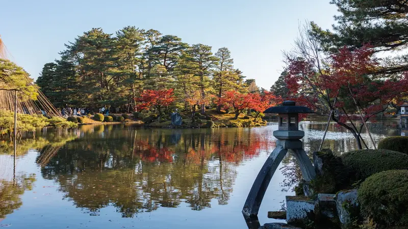 Kotoji lantern beside Kasumigaike Pond in Kenrokuen Garden, Kanazawa
