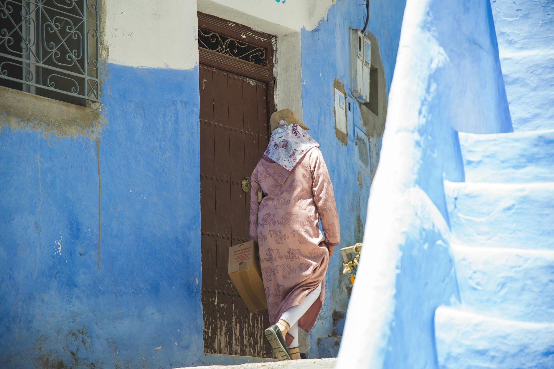 Exploring the blue streets of Chefchaouen