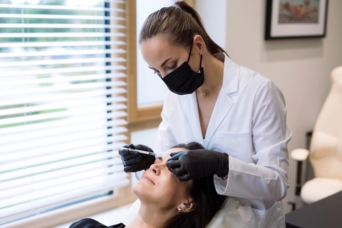 Pavasaris, saule un saraukta piere – kad botulīns nāk palīgā