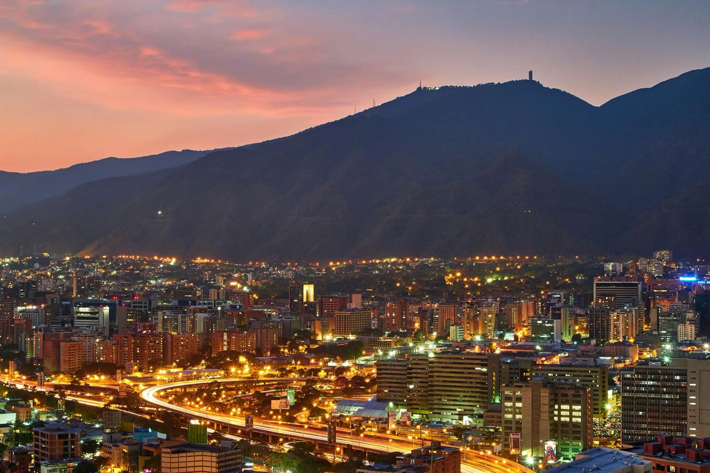 Paisaje urbano de Caracas al atardecer