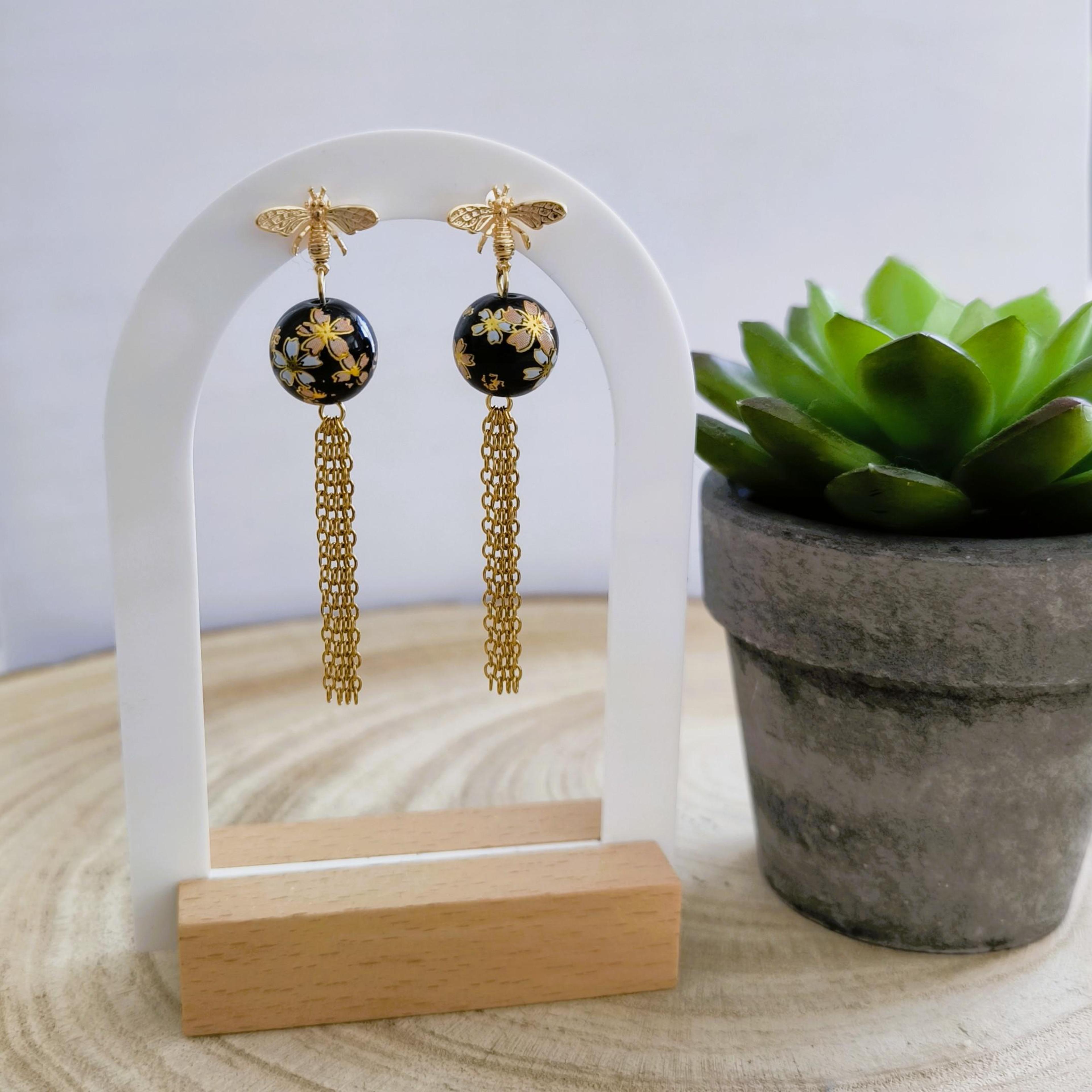 Mélissa, boucles d'oreilles abeilles et perles noires fleuries